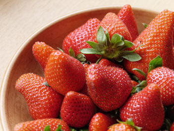 bowl of strawberries; Photo: 01094.jpg (http://cdn.morguefile.com/imageData/public/files/m/MaxStraeten/05/l/1399990114yuagq.jpg) by MaxStraeten (http://www.morguefile.com/creative/MaxStraeten) under morgueFile license (http://www.morguefile.com/license/morguefile)